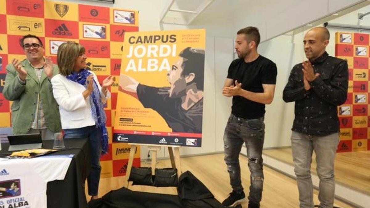 La alcaldesa, Núria Marín; el director del Campus, David Alba, y el jugador del FC Barcelona Jordi Alba, durante la presentación del campus.