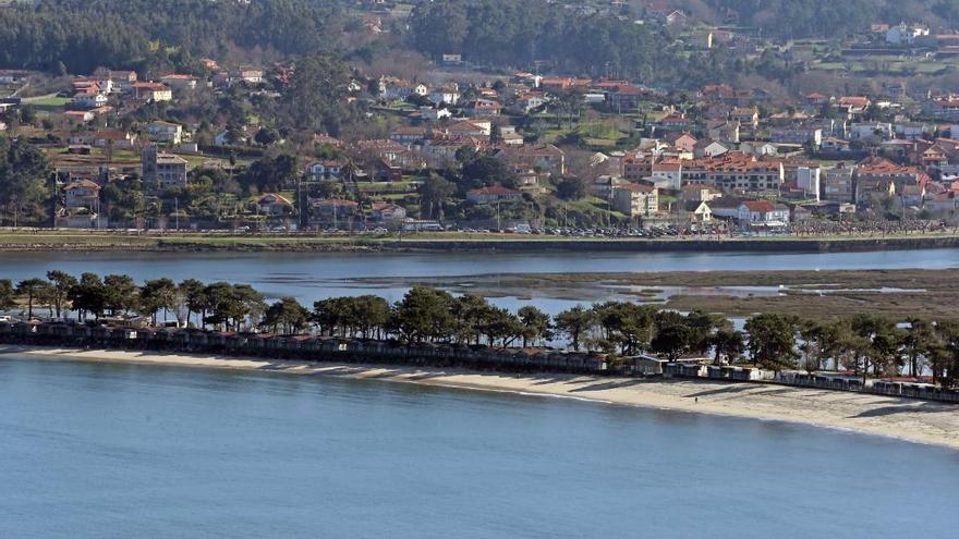 Baiona cuelga la bandera roja y prohíbe el baño en en tres playas por contaminación