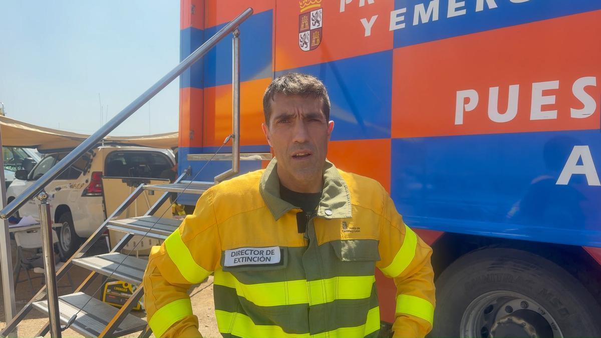 El incendio de Fermoselle se estabiliza, pero la tarde amenaza con reactivar las llamas por el calor y el viento