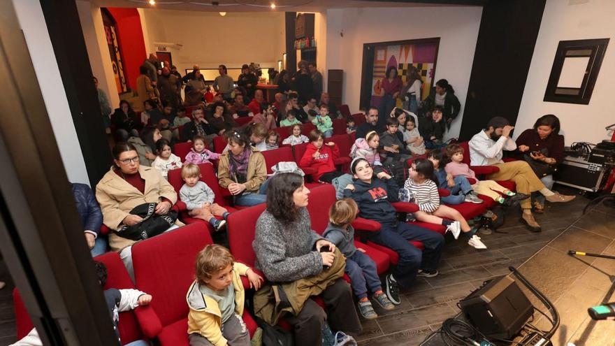La primera actividad de Creativa 2025 fue el cuentacuentos que se celebró en el antiguo cine. | José Lores