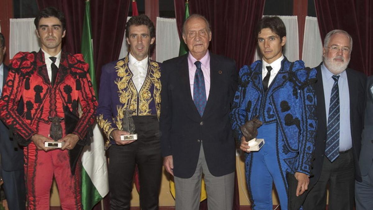 Don Juan Carlos (centro) y Arias Cañete (derecha), posan con los diestros que participaron en la corrida del sábado.
