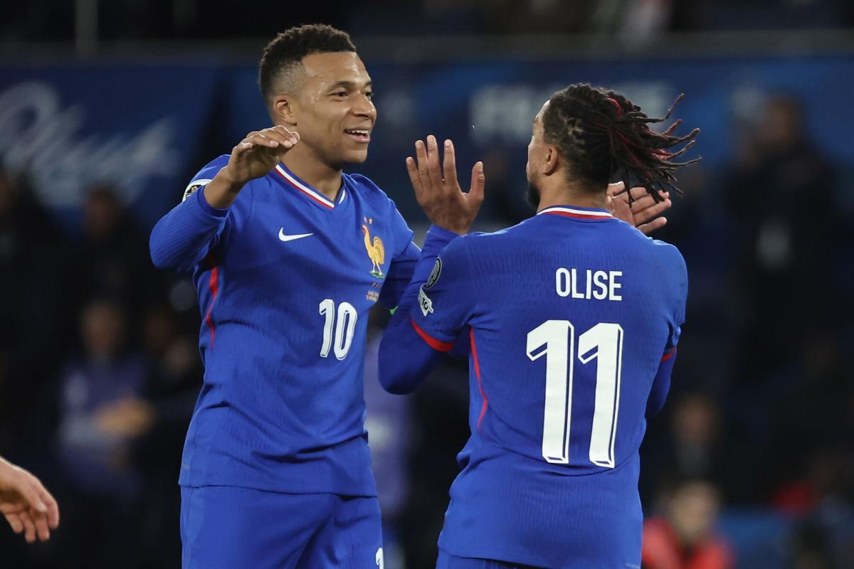 SAINT DENIS (France), 13/11/2025.- France’s Michael Olise (R) celebrates with France’s Kylian Mbappe (L) after scoring the 2-0 goal during the 2026 FIFA World Cup European Qualifiers Group D soccer match between France and Ukraine in Saint Denis, near Paris, France, 13 November 2025. (Mundial de Fútbol, Francia, Ucrania) EFE/EPA/CHRISTOPHE PETIT TESSON