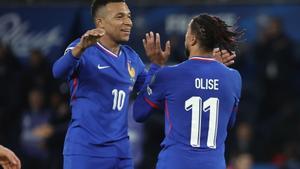 SAINT DENIS (France), 13/11/2025.- France’s Michael Olise (R) celebrates with France’s Kylian Mbappe (L) after scoring the 2-0 goal during the 2026 FIFA World Cup European Qualifiers Group D soccer match between France and Ukraine in Saint Denis, near Paris, France, 13 November 2025. (Mundial de Fútbol, Francia, Ucrania) EFE/EPA/CHRISTOPHE PETIT TESSON
