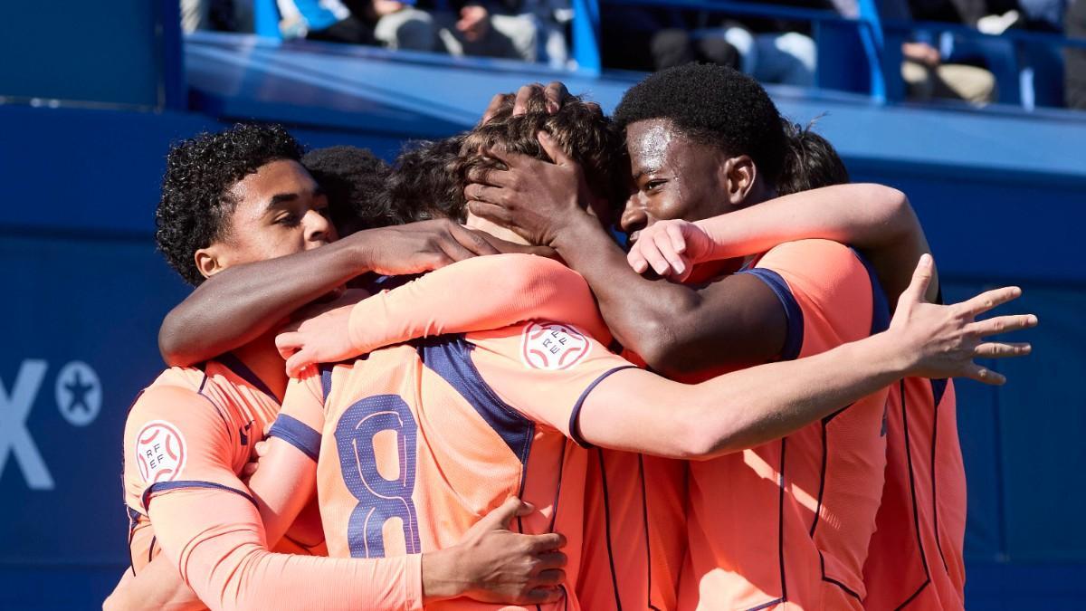 Ebrima, Orian y Shane celebran un gol del Juvenil A