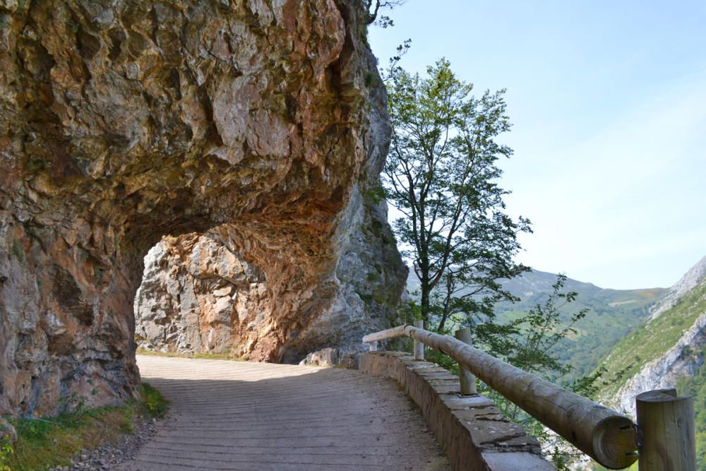 José Manuel Prado enseña el refugio de montaña de Brañagallones