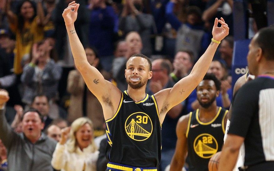 Curry celebra el triunfo en la pista de los Warriors.