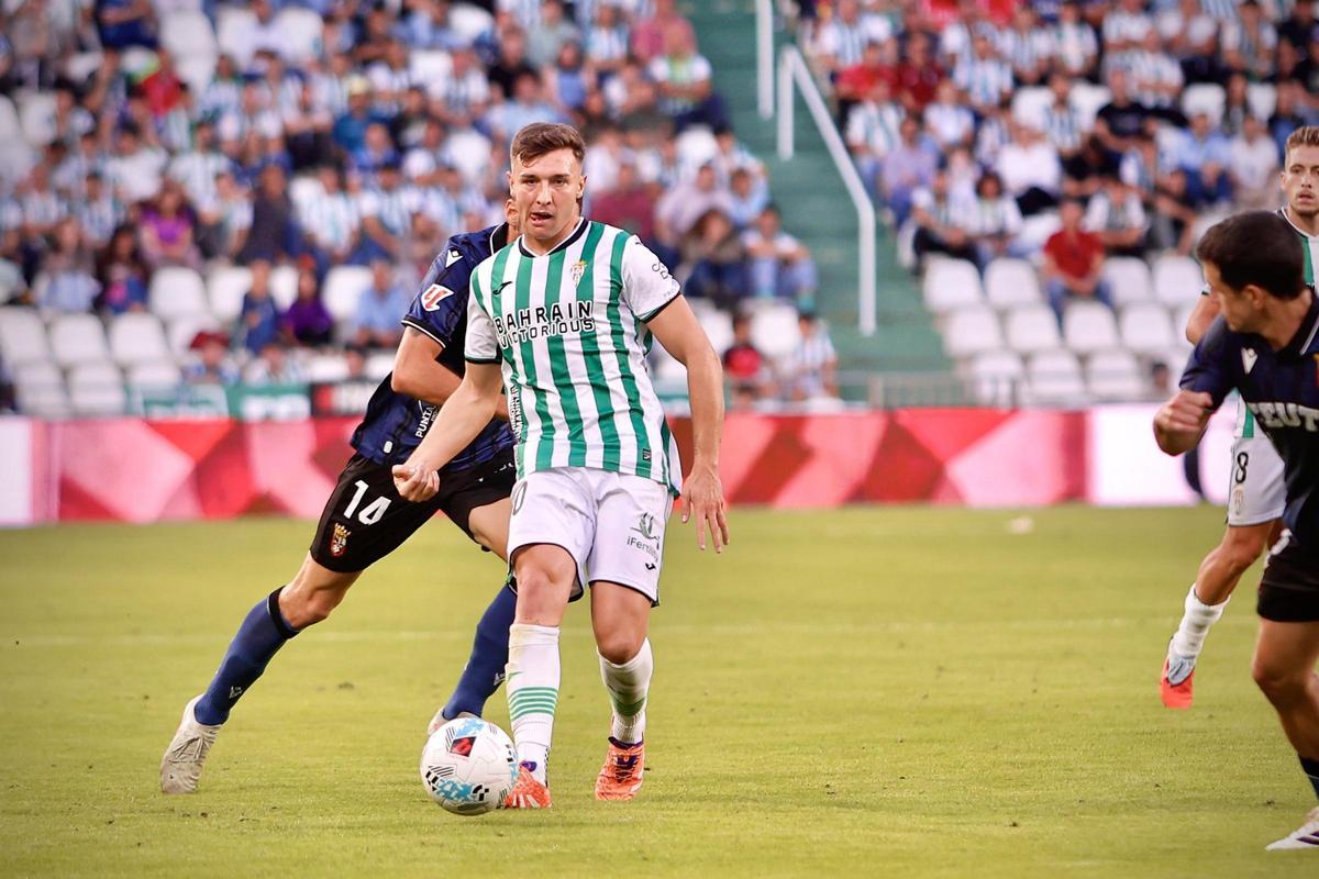 Alberto del Moral da un pase durante el encuentro entre el Córdoba CF y el Ceuta, en El Arcángel.