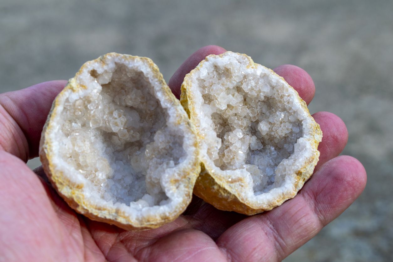 Así es un geoda de menor tamaño, en este caso este geoda es de calcita.