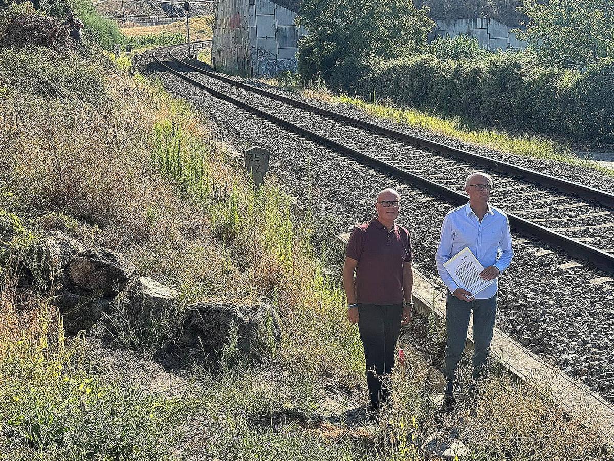 El senador popular, Manuel Baltar y el diputado Celso Delgado entre la maleza de las vías en Vilanova de Canedo, en la ciudad.