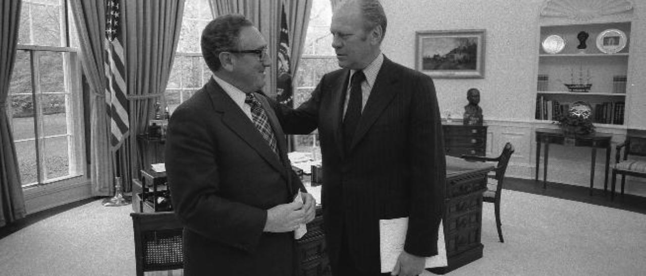 Kissinger (izquierda), junto al presidente Ford en 1975, año en que le propuso una base aérea en Canarias.