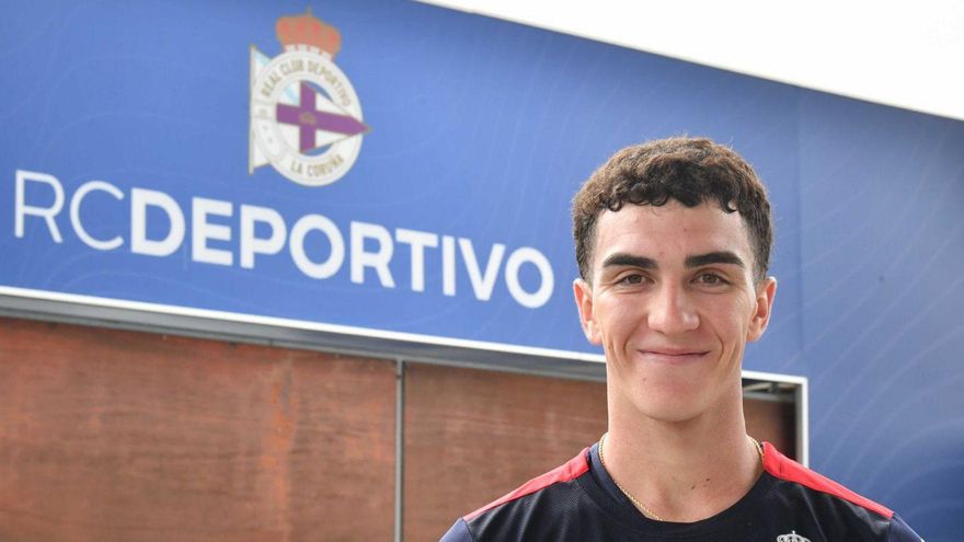 Quique Fernández, en la entrada de la ciudad deportiva de Abegondo. | // IAGO LÓPEZ