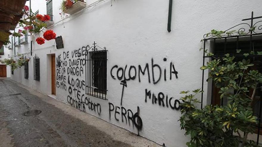 Pintadas y destrozos en el barrio de la Villa