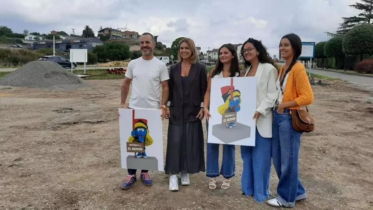 Por la izquierda, Ángel García, la edil Eva Iglesias y Laura Díaz, Alba Gómez y Naiara García, de Festejos de El Berrón, en la presentación de los diseños de la Pitufina.