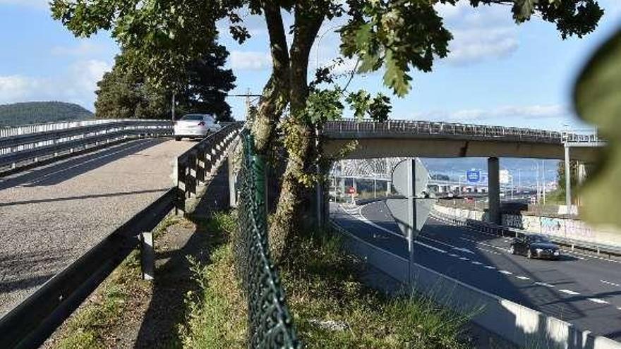 El puente de acceso a Trasmañó, sobre la autopista AP-9. // FdV