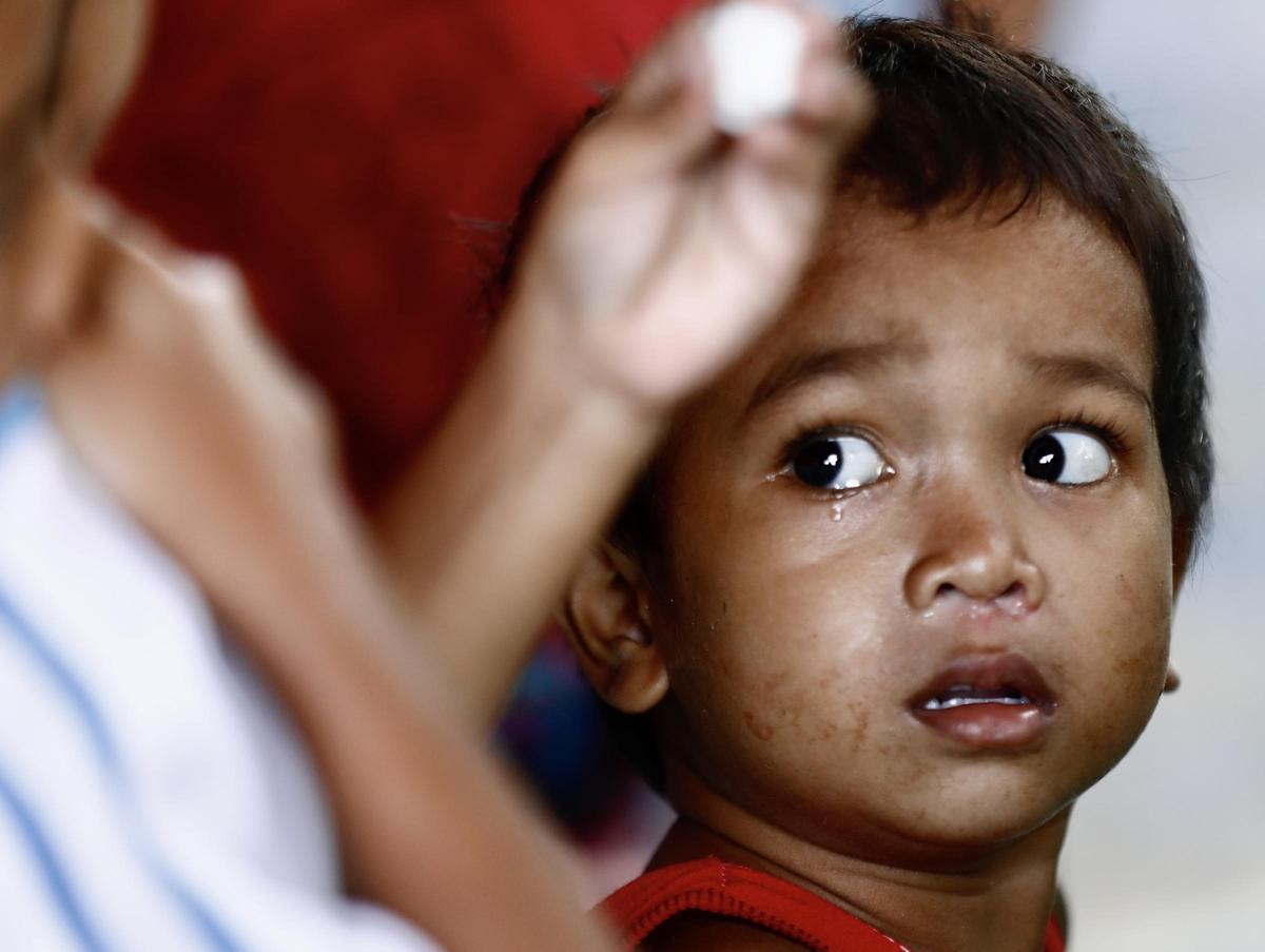 Un niño filipino en un centro de evacuados a raíz de las lluvias provocadas por la tormenta Gener en la norteña isla filipina de Luzón.