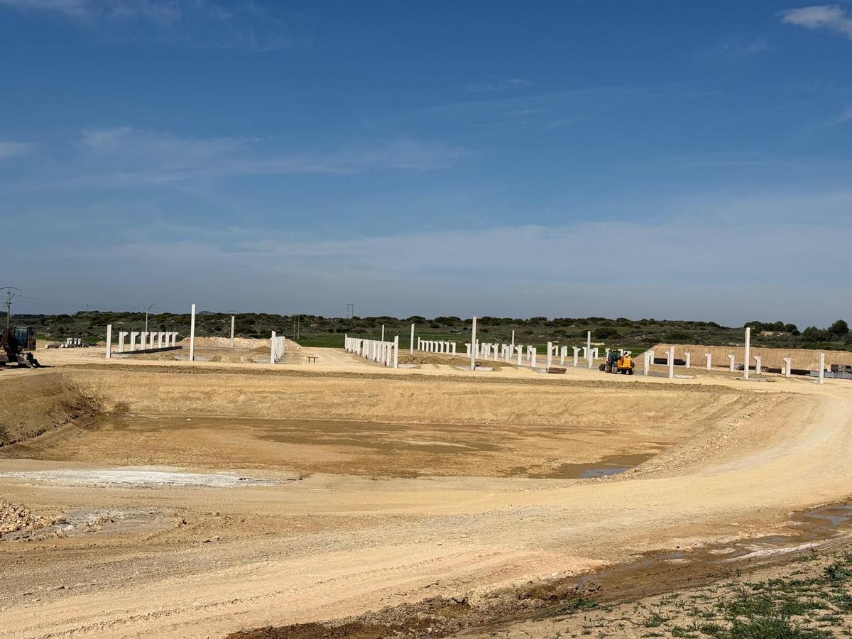 Estado de la construcción de las tres granjas de cerdos en las que Ander Herrera ha invertido en Sádaba.