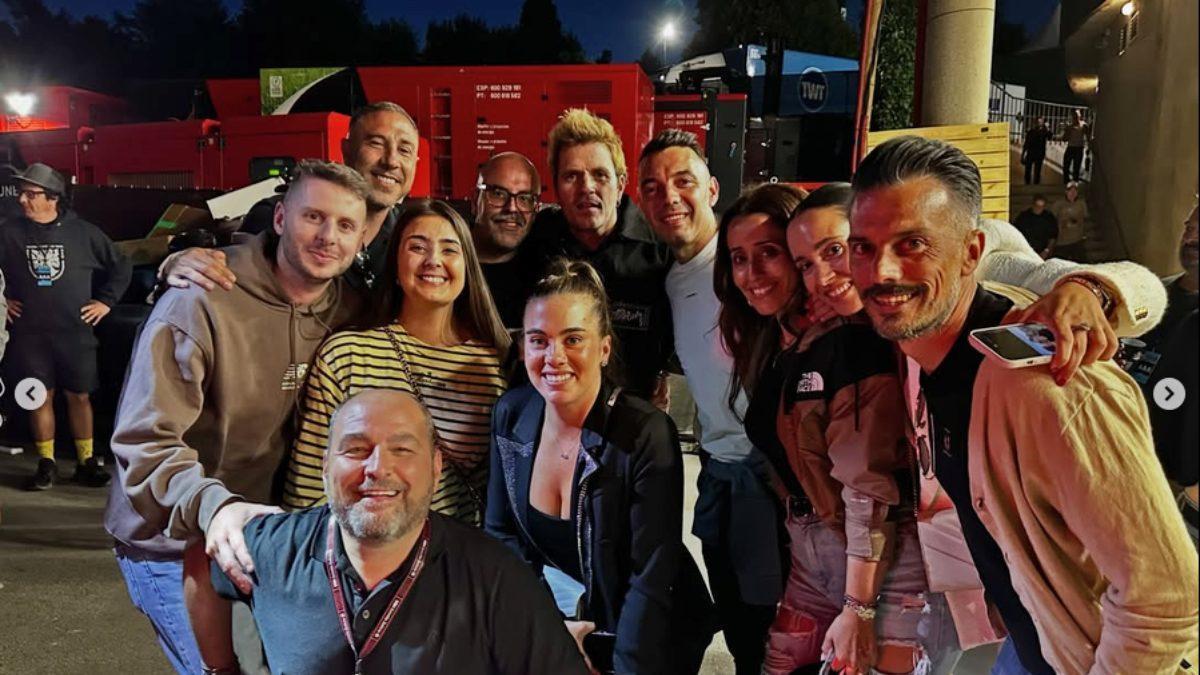 Al centro, Dani Martín entre el periodista César Méndez y el futbolista Iago Aspas, en O Son do Camiño.
