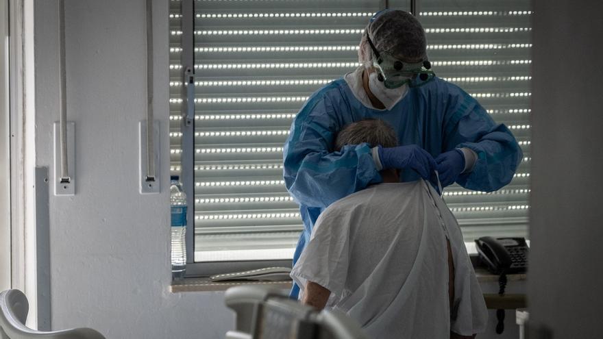 El récord de ingresos por covid obliga a derivar a pacientes a hospitales privados