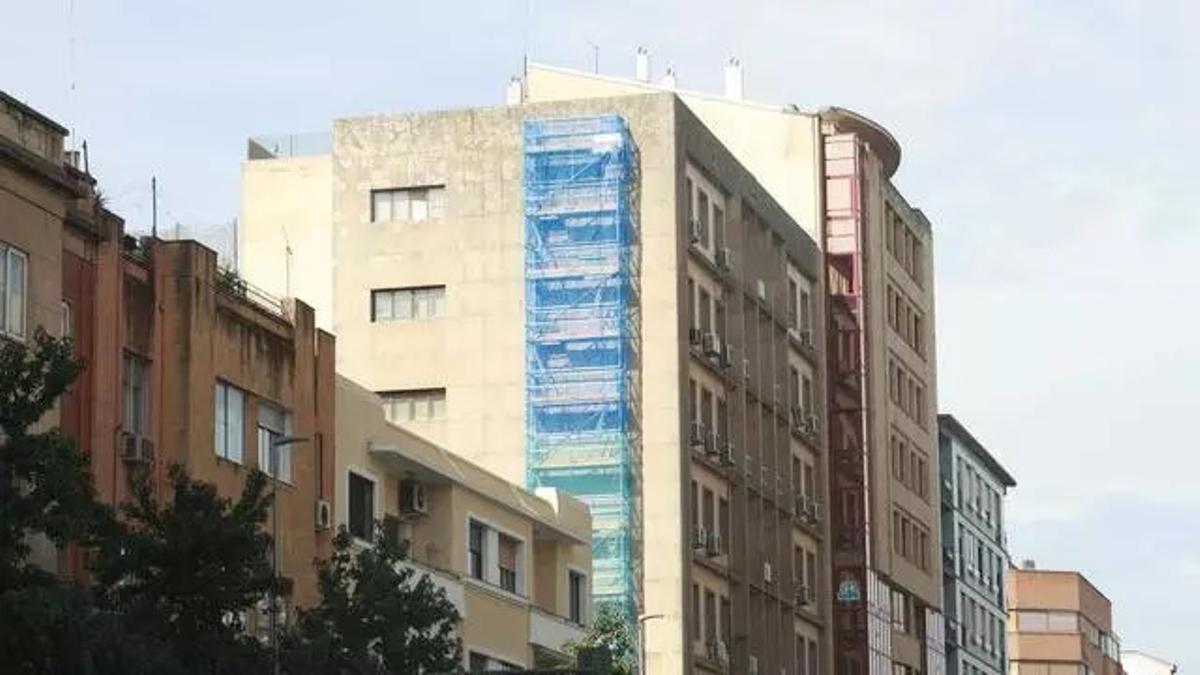 La retirada de los símbolos del Edificio de los Sindicatos se inició el pasado otoño.