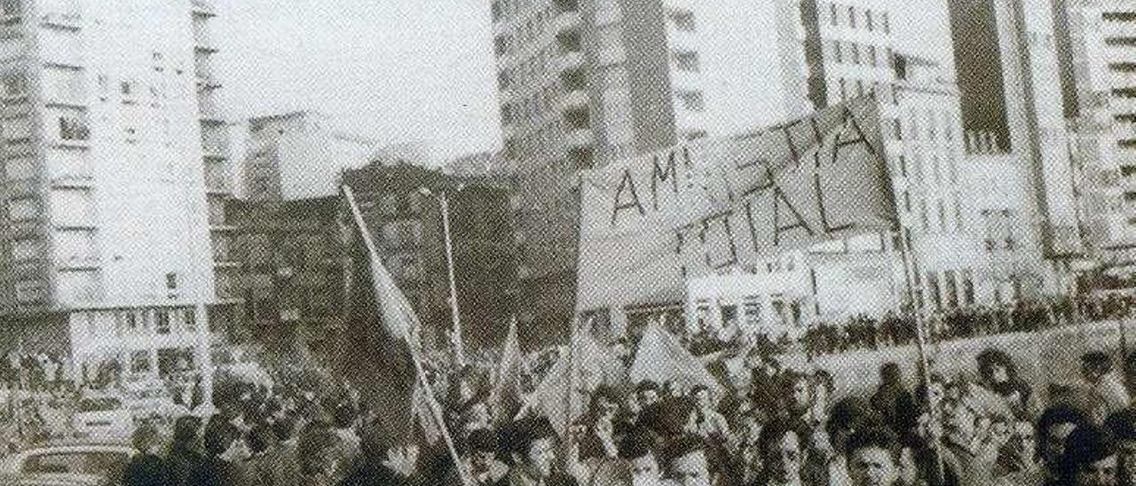 Una manifestación por el muelle tras la legalización del Partido Comunista.