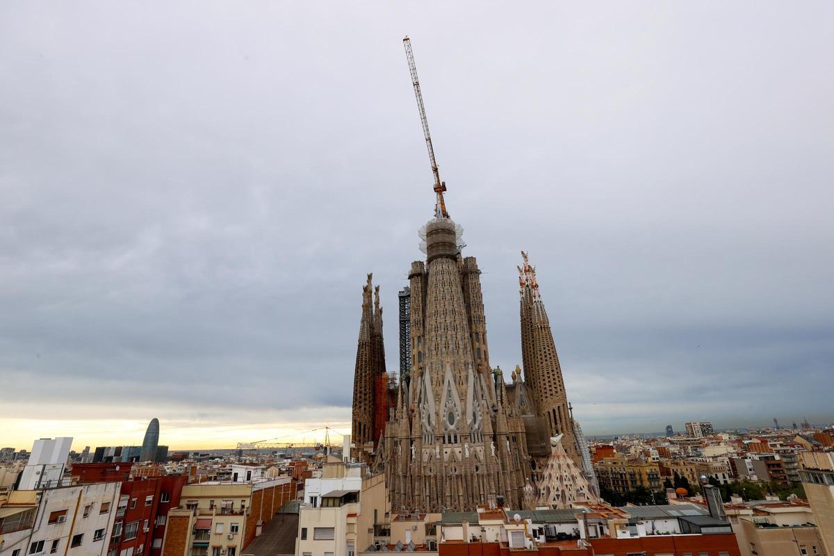 La estrella de la Sagrada Família ya ilumina Barcelona.