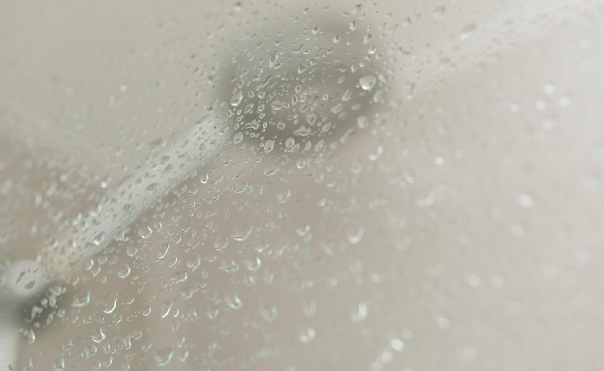 El limpiador de vitrocerámicas: el arma secreta para una mampara de ducha reluciente.
