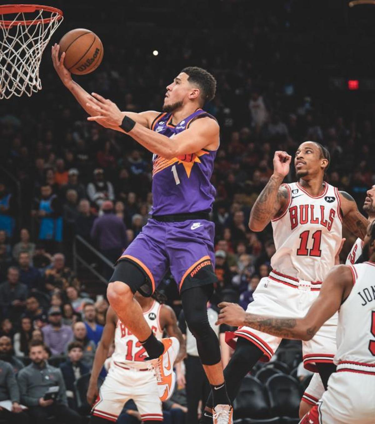 Devin Booker anota una canasta contra los Bulls.