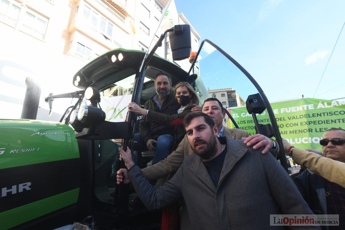 Miles de agricultores y ganaderos toman las calles de Murcia