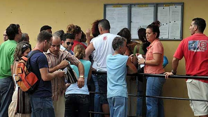 Descendientes de emigrantes españoles ya hacían cola el fin de semana en el Consulado de Cuba.
