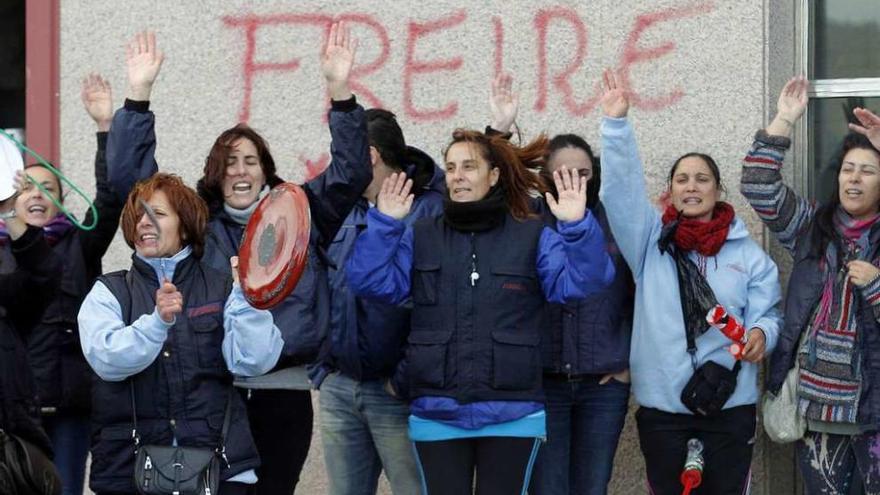 Trabajadoras de la planta de Freiremar en Bouzas, despedidas en noviembre de 2013.  // Jorge Santomé