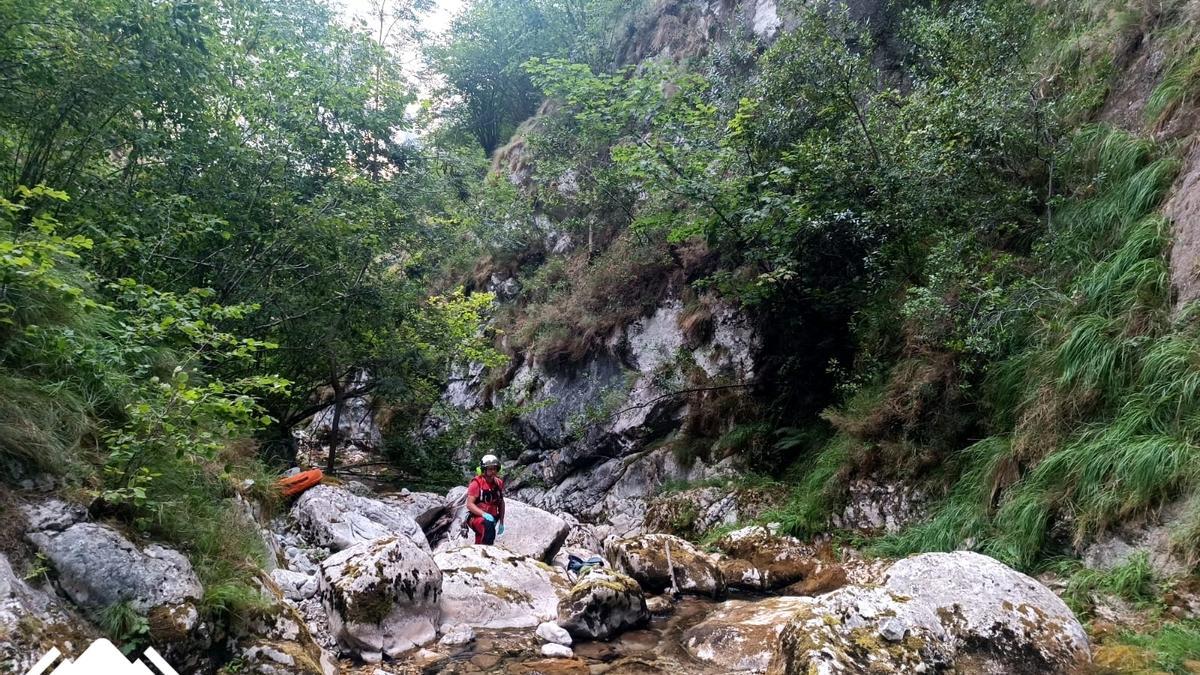 Muere un hombre de 40 años tras caer 80 metros hasta el río en la canal del Texu, en Cabrales