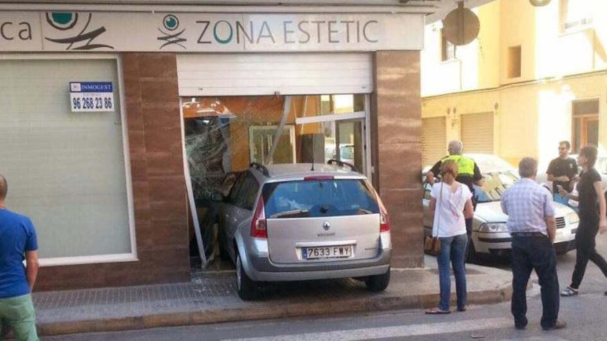 Un coche se empotra dentro de un local del Port de Sagunt