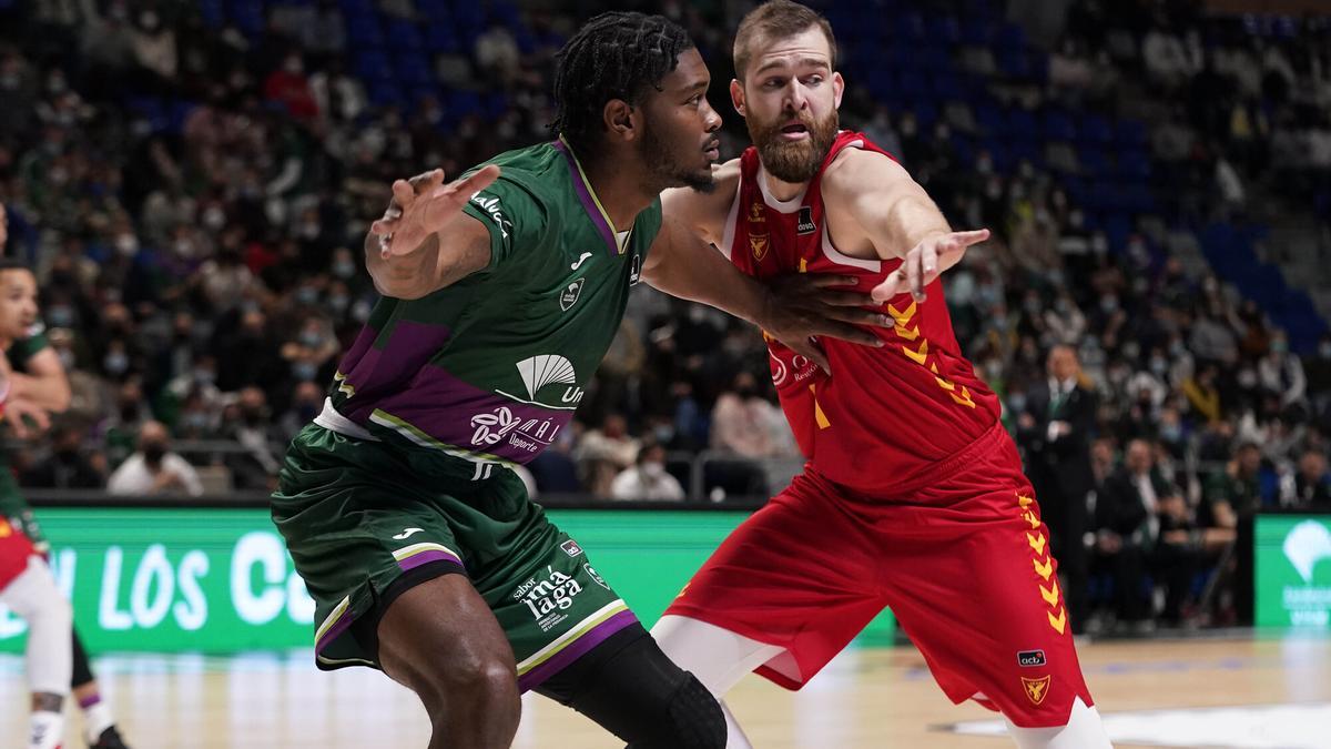 Nemanja Radovic, del UCAM Murcia, junto a Cameron Oliver durante el encuentro frente al Unicaja.