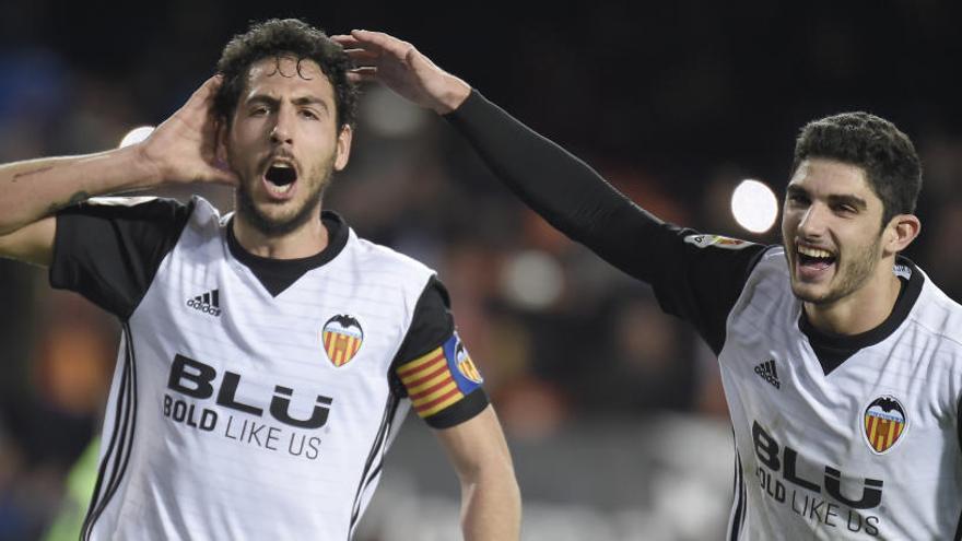 Parejo celebra su gol de penalti con Guedes.