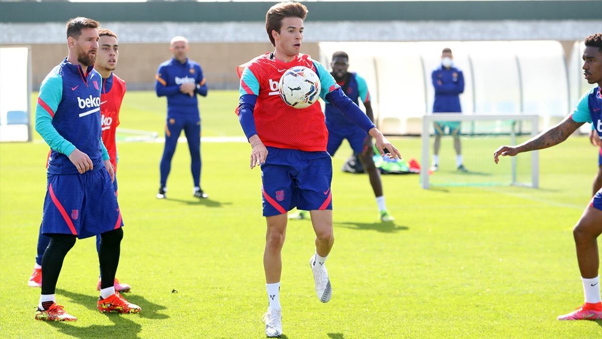 Dest, Riqui y Mingueza se incoporan a los entrenamiento; repiten Piqué y Sergi Roberto