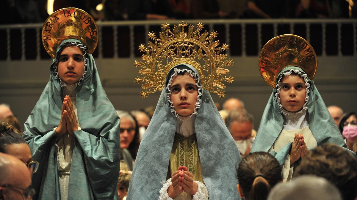 Las dos Marías que acompañan a la Virgen, y que no cantaban hasta 1954, dan lugar al refrán «Paréixer Maria &quot;Mua&quot;».