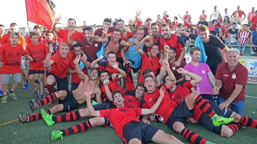 Los jugadores del Serverense celebran el ascenso en Petra.