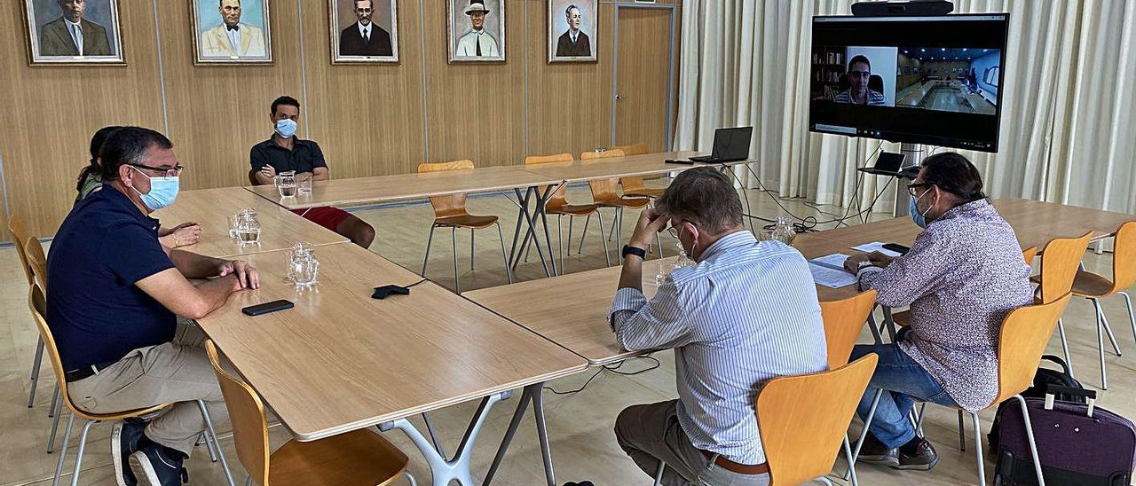 El alcalde, a la izquierda, durante la reunión. | D. I.