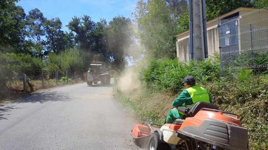 Trabajos de desbroce en las parroquias de Ponteareas este verano. // D.P.