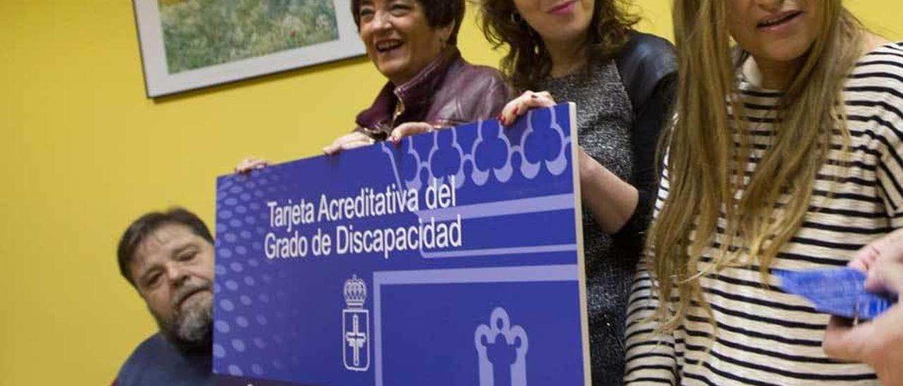 Mónica Oviedo, a la derecha, con otros representantes del CERMI.