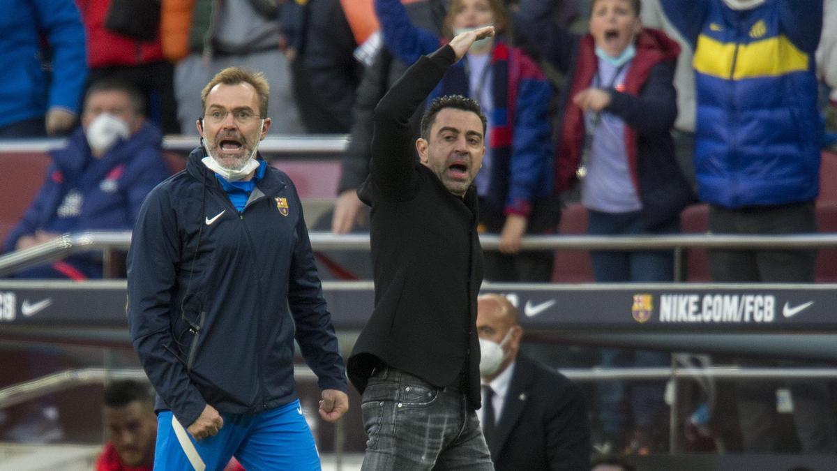 Xavi y Òscar muestran su indignación tras ser expulsado éste por el árbitro Gil Manzano durante el partido de liga Barcelona-Atlético en el Camp Nou.