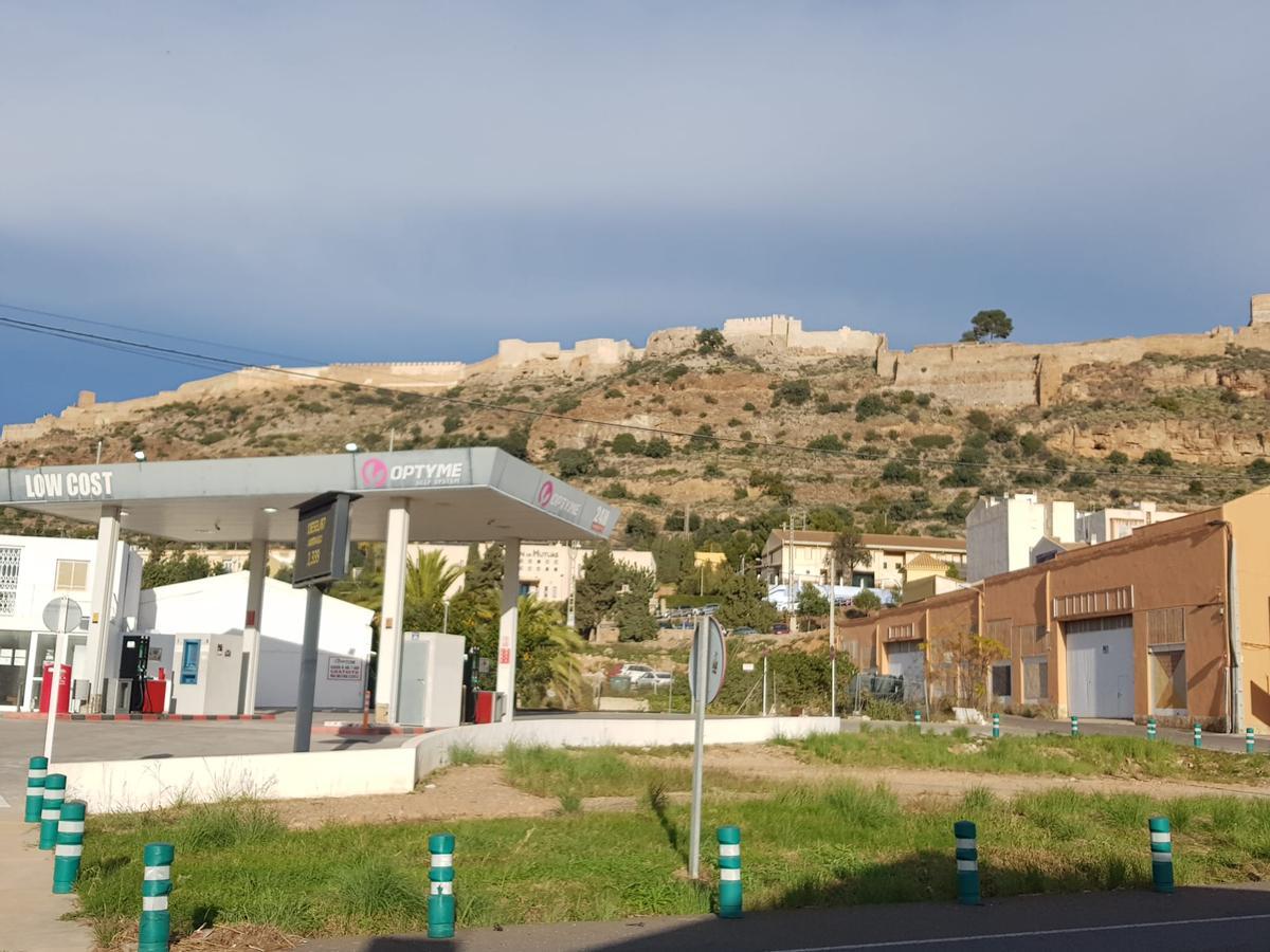 Vista donde se aprecian las murallas recién rehabilitadas.