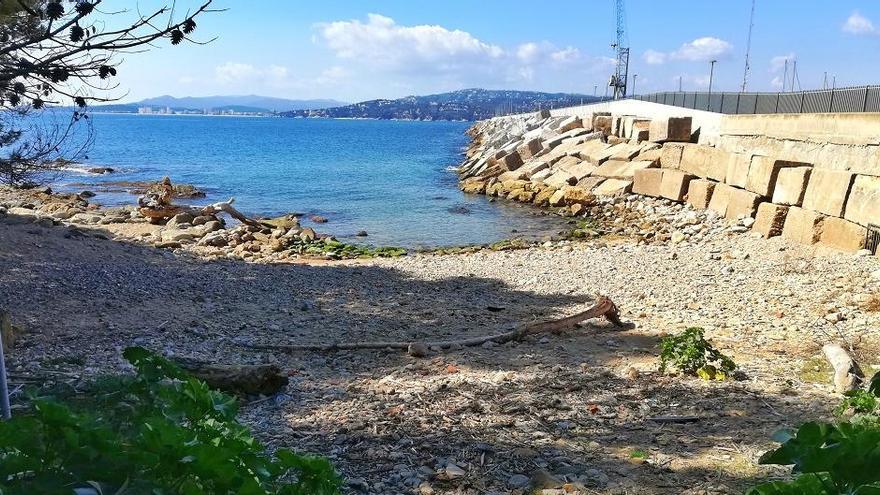 La platja de Pere Grau, situada molt a prop del far