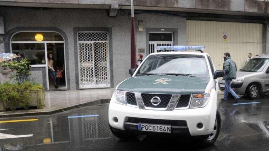 Un coche de la Guardia Civil delante de la consulta en donde fue detenido el médico.  // Bernabé/Javier Lalín
