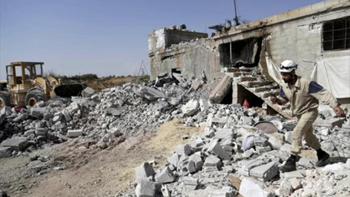 Un socorrista camina por las ruinas de una casa bombardeada por los rusos en Ehsim