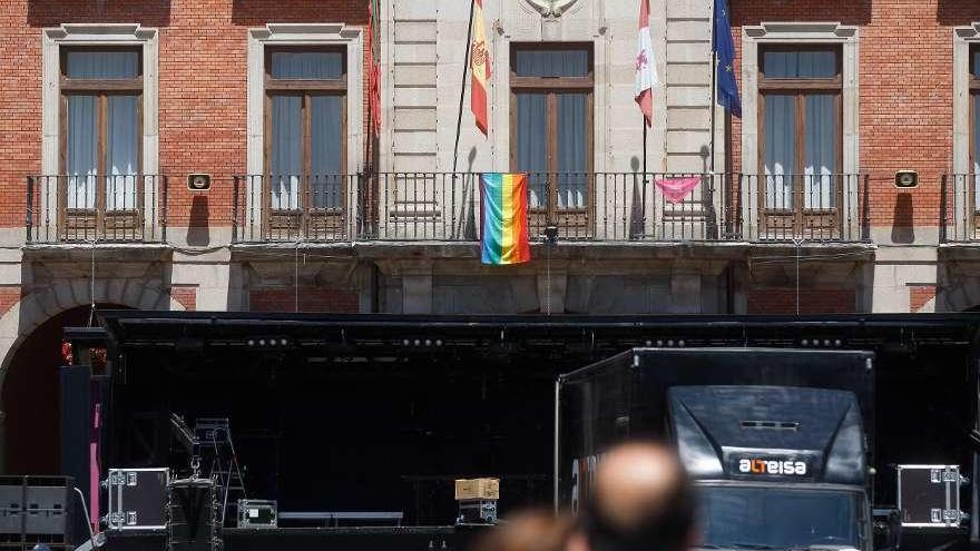 Bandera arco iris colgada del Ayuntamiento de Zamora el pasado año.