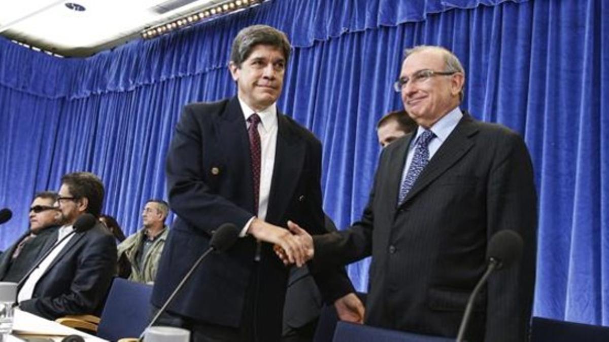 El negociador del Gobierno colombiano, Humberto de la Calle (derecha), estrecha la mano del representante cubano para el diálogo con las FARC.