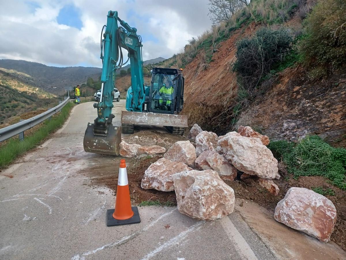 Obras en la carretera MA-3110, de Olías a Totalán.