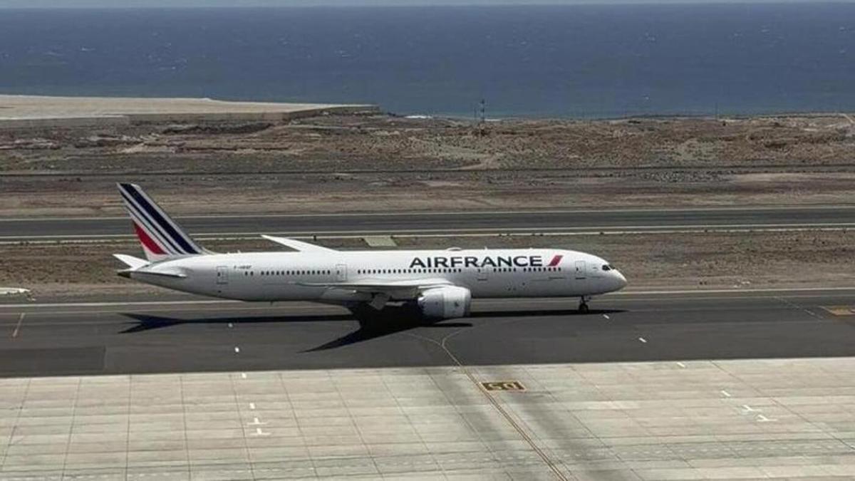 Avión de Air France afectado por la incidencia en pista de Tenerife Sur.