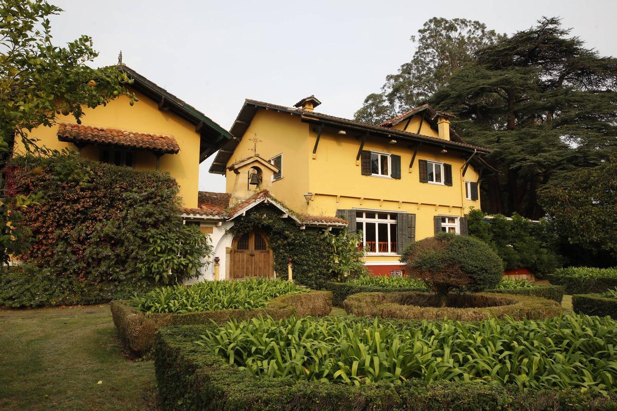 Vista de la casa de La Isla con parte de su jardín.